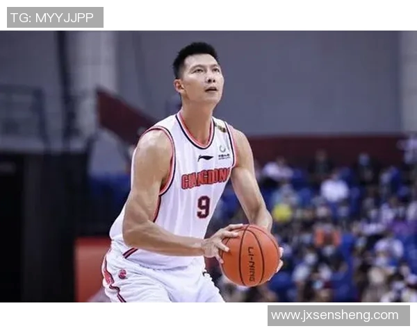 易建联罕见亮相引发球迷热议终极目标究竟是什么引发争议不断